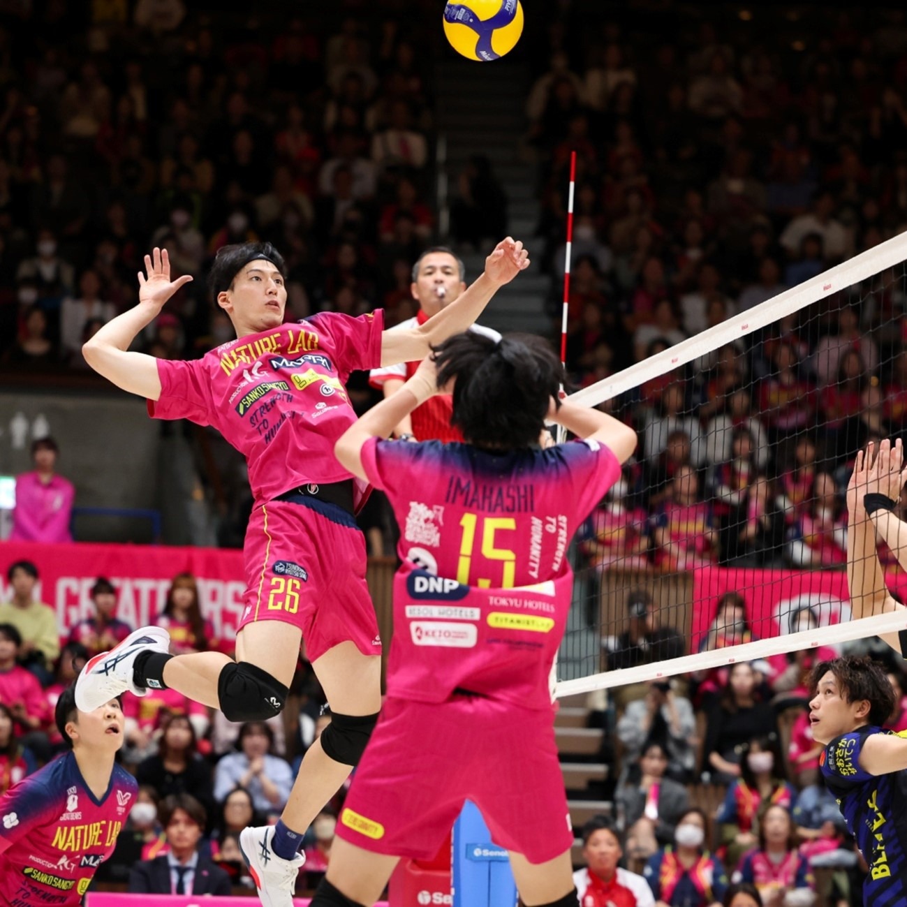 每体：巴萨有意摩纳哥边卫万德森，他的特点被认为和阿尔维斯相似