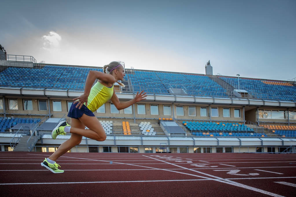[NBA]詹姆斯军训祖巴茨 强投三分稳稳命中